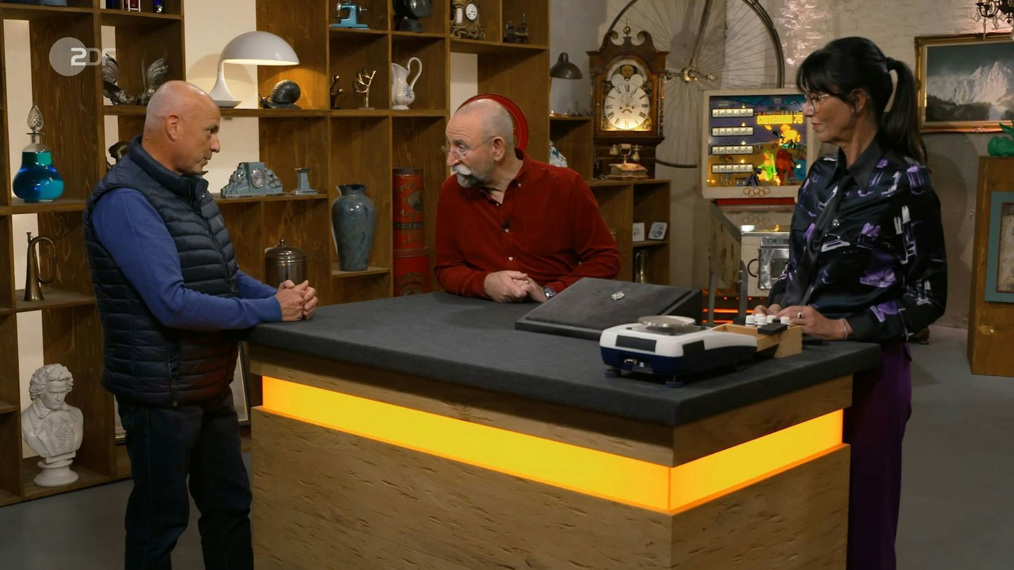 „Ein sehr schönes Schmuckstück“, fand Horst Lichter. Gebannt lauschte der „Bares für Rares“-Moderator der Geschichte des Verkäufers: „Die Brosche, die habe ich so ungefähr 40 Jahre, seitdem ich studiert habe“, erzählte Michael aus Celle. (Bild: ZDF)