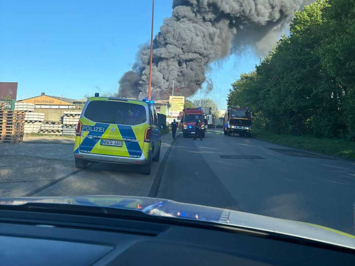 Eine schwarze Rauchwolke steigt über einem Feuer auf einem Schrotthof in den Himmel. Im Stadtgebiet und in Teilen der Nachbarkommunen wurden Anwohner vor Rauchgasen gewarnt.