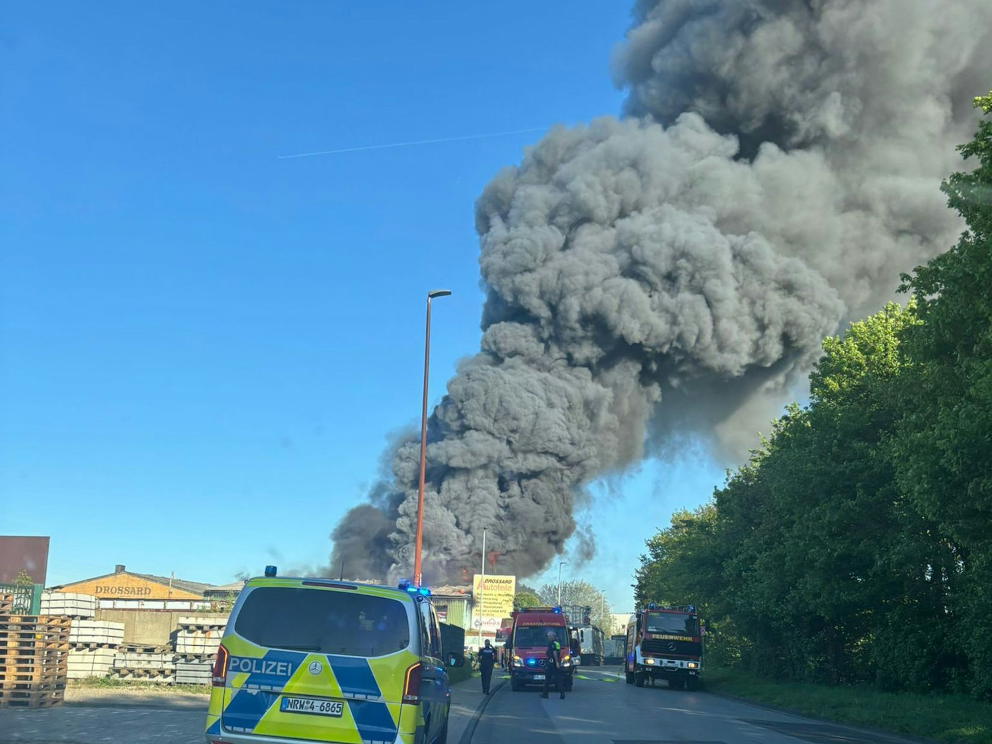 Eine schwarze Rauchwolke steigt über einem Feuer auf einem Schrotthof in den Himmel. Im Stadtgebiet und in Teilen der Nachbarkommunen wurden Anwohner vor Rauchgasen gewarnt.