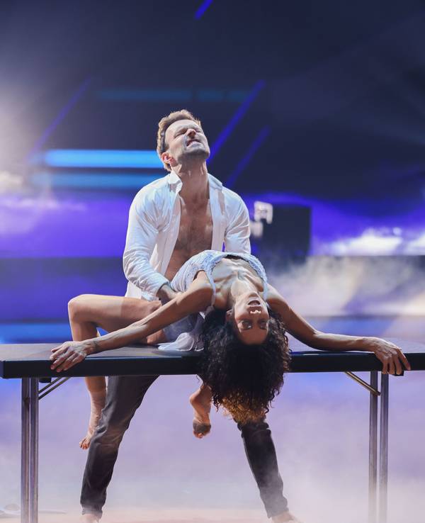 Nadja Benaissa, Sängerin, und Vadim Garbuzov, Profitänzer, tanzen in der RTL-Tanzshow „Let's Dance“ im Coloneum.