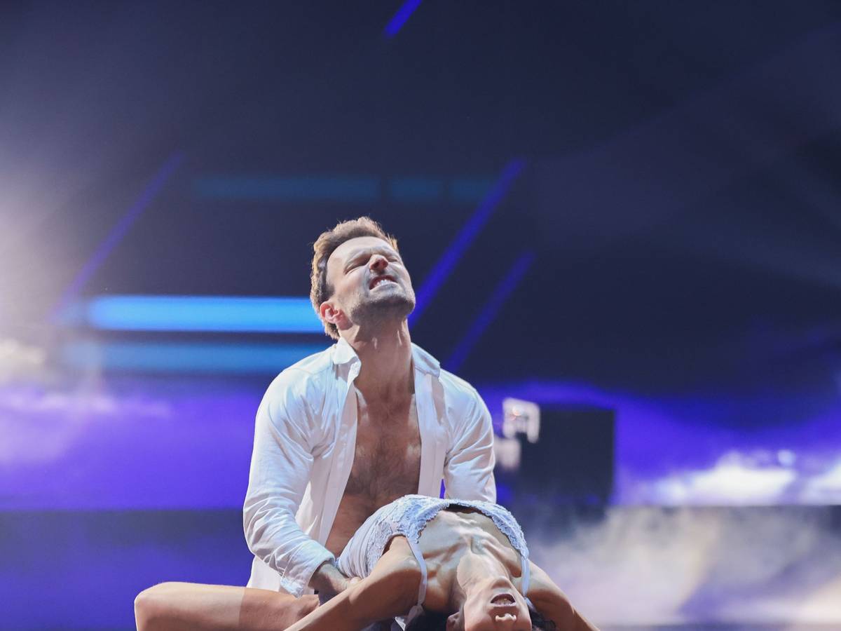 Nadja Benaissa, Sängerin, und Vadim Garbuzov, Profitänzer, tanzen in der RTL-Tanzshow „Let's Dance“ im Coloneum.