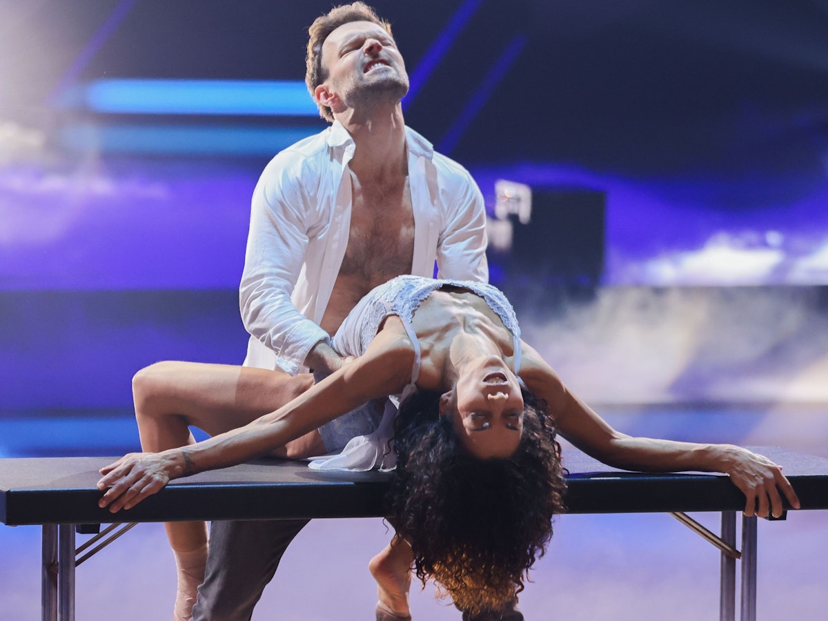 Nadja Benaissa, Sängerin, und Vadim Garbuzov, Profitänzer, tanzen in der RTL-Tanzshow „Let's Dance“ im Coloneum.