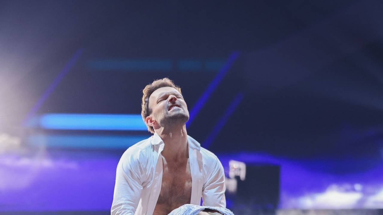 Nadja Benaissa, Sängerin, und Vadim Garbuzov, Profitänzer, tanzen in der RTL-Tanzshow „Let's Dance“ im Coloneum.