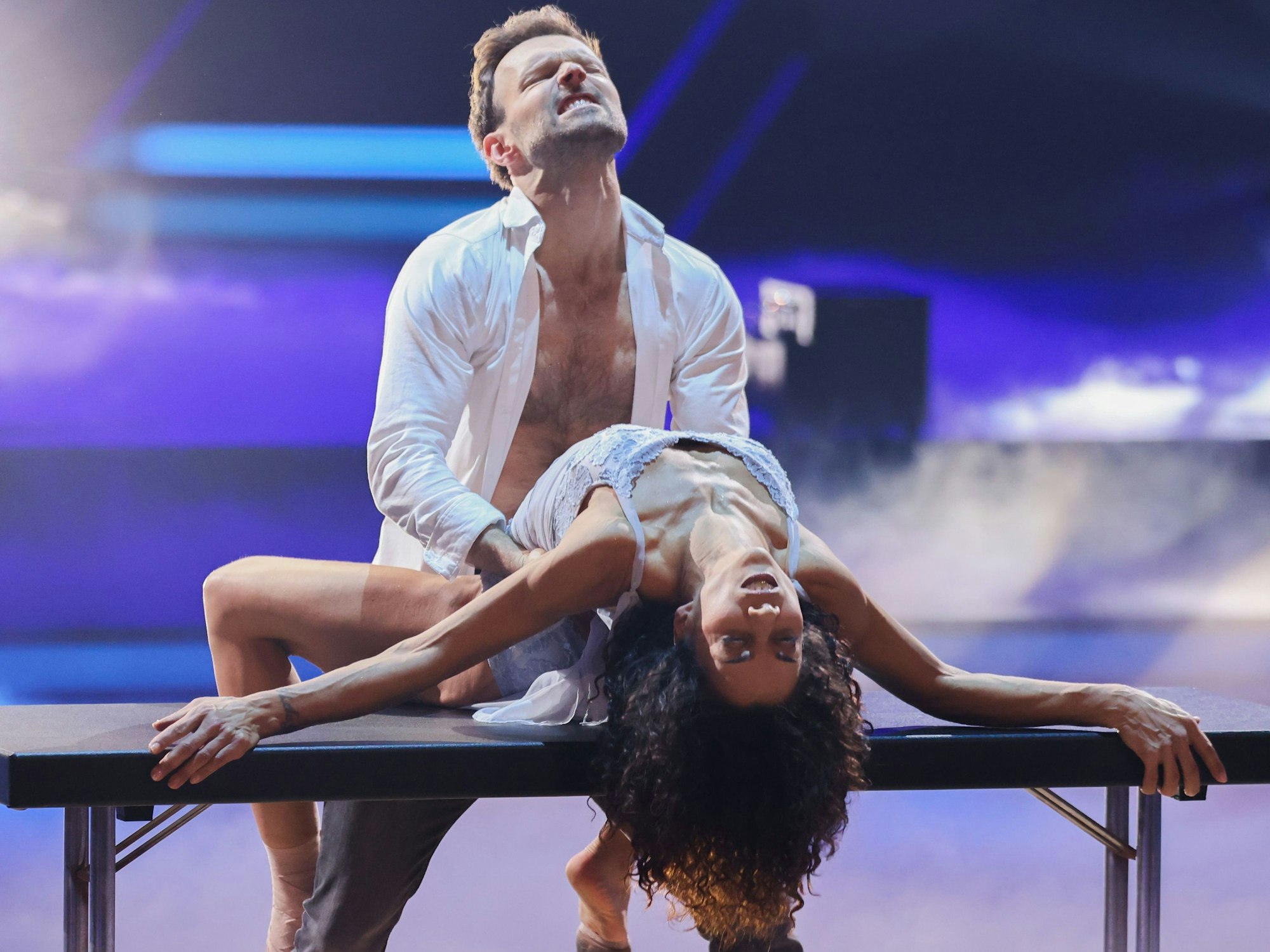 Nadja Benaissa, Sängerin, und Vadim Garbuzov, Profitänzer, tanzen in der RTL-Tanzshow „Let's Dance“ im Coloneum.