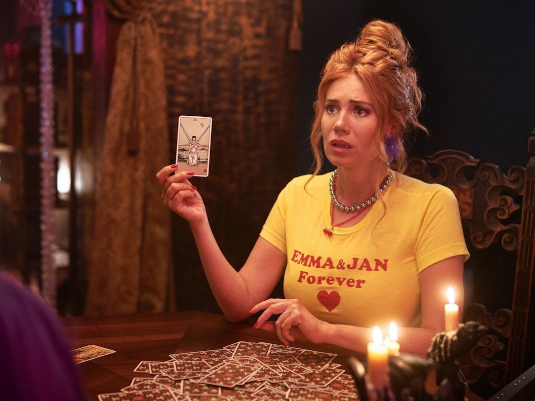 Ivy (Palina Rojinski) kann es nicht glauben: Nach einem Orakel kennt sie ihre große Liebe bereits. (Bild: ZDF und Tomáš Mikule)