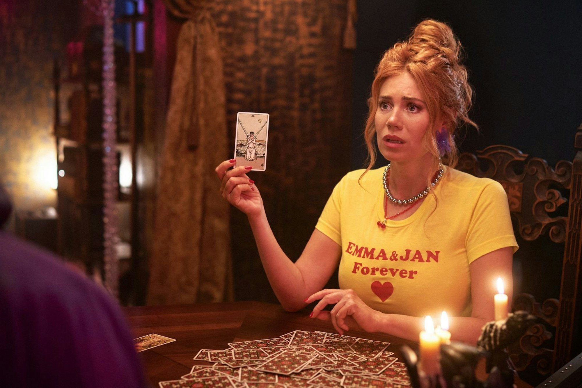 Ivy (Palina Rojinski) kann es nicht glauben: Nach einem Orakel kennt sie ihre große Liebe bereits. (Bild: ZDF und Tomáš Mikule)