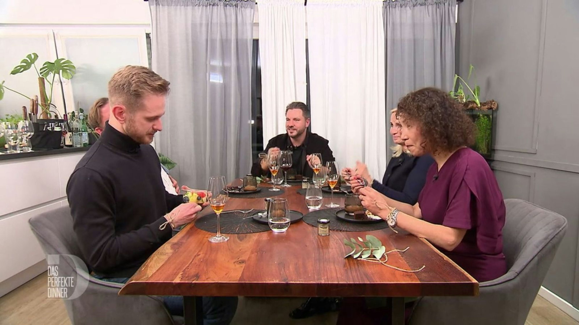 Albert (links) holt einen Obstsalat aus der Tasche, den mag er lieber als Daniels Birnenkompott.
(Bild: RTL)