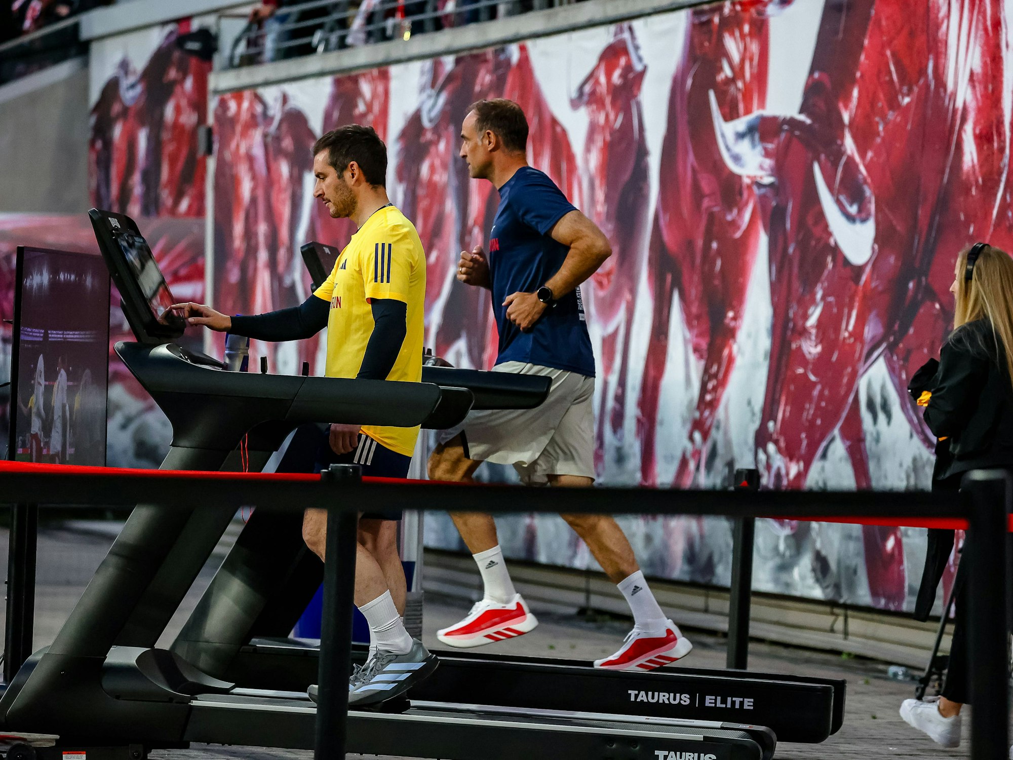 Oliver Mintzlaff lief während der Partie von RB Leipzig gegen Union Berlin für einen guten Zweck am Spielfeldrand auf dem Laufband.