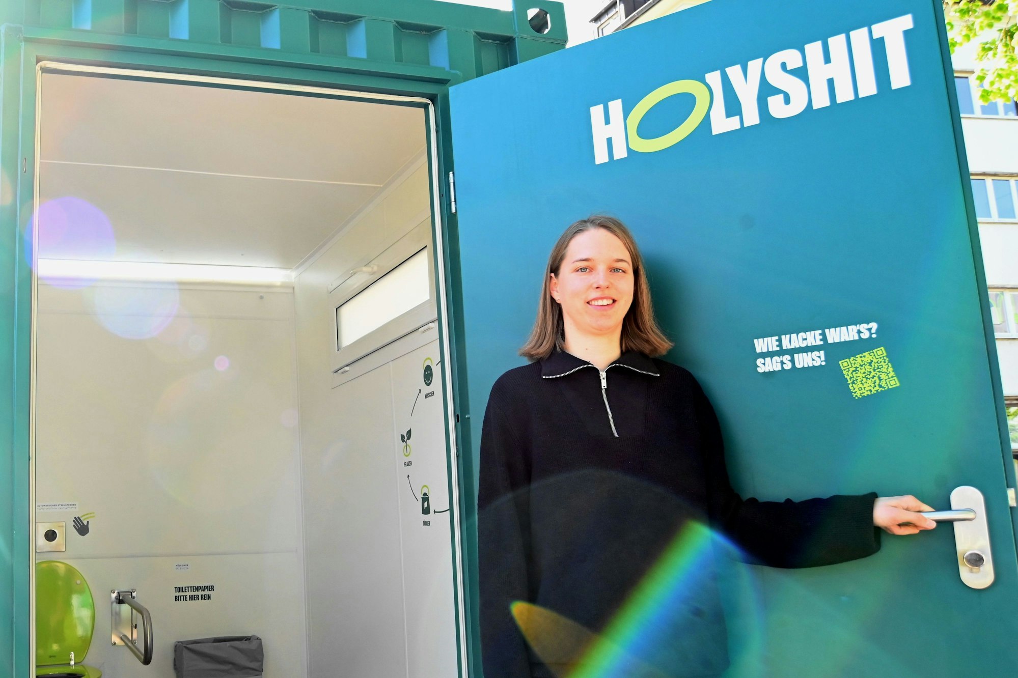 22.04.2026 Köln. Die zweite Trockentoilette von Holy Shit wurde an der Uniwiese eröffnet. Anastasia Bondar. Foto: Alexander Schwaiger