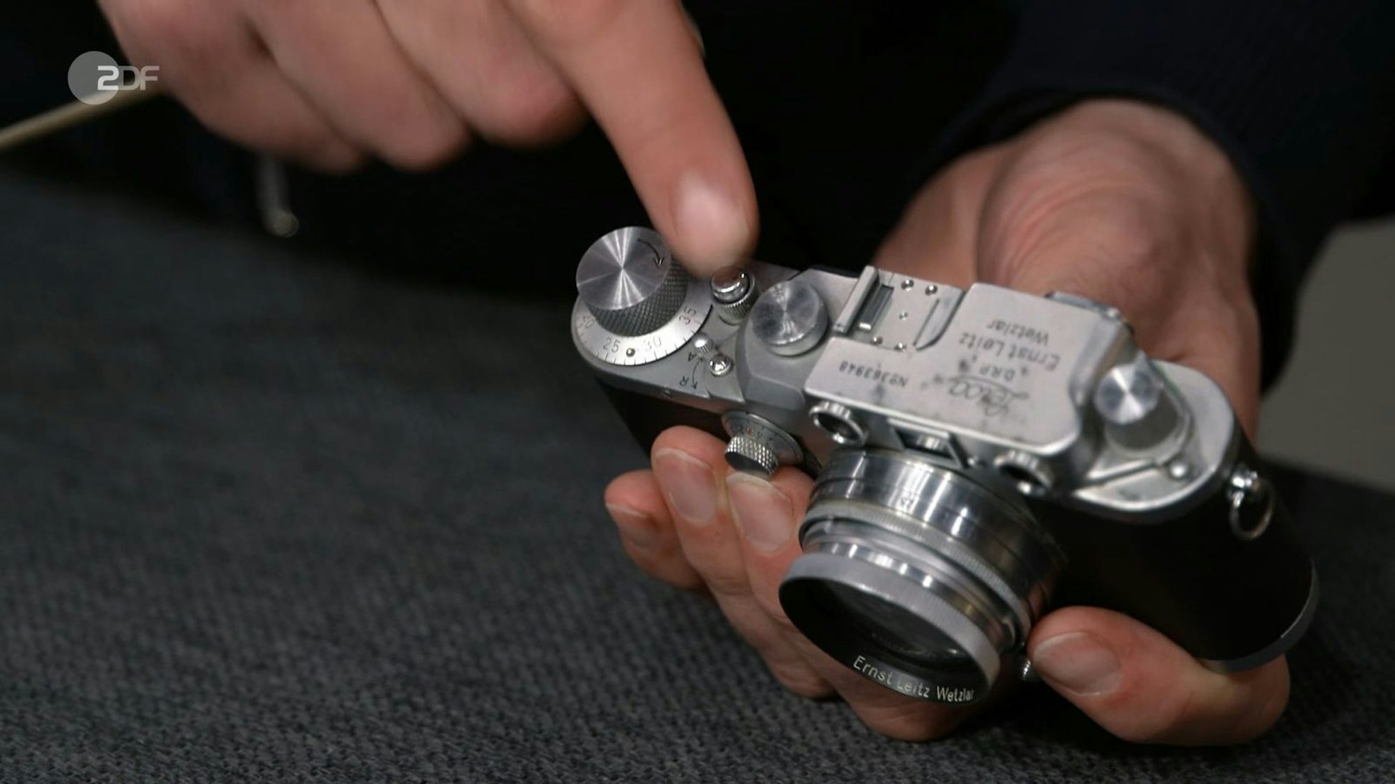 Die Leica 3c Fotokamera inklusive Ledertasche aus der Zeit um 1940 wurde auf 600 bis 800 Euro geschätzt. Leica-Experte Wolfgang Pauritsch, der schon die Kamera des Papstes versteigert hat, schlug mit 650 Euro zu. (Bild: ZDF)