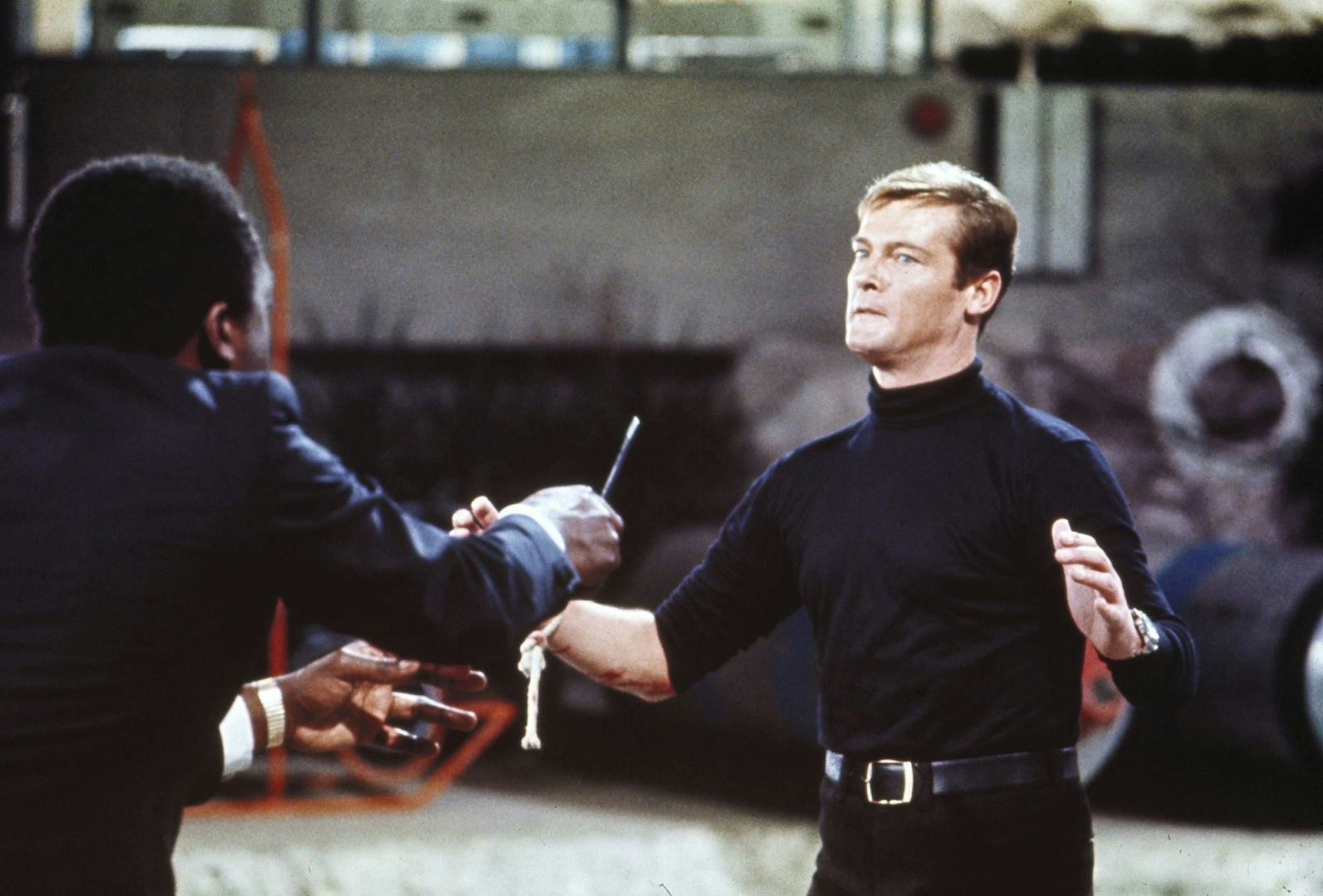 Agent 007 (Roger Moore, rechts) ist gerüstet für den finalen Kampf gegen Mr. Big (Yaphet Kotto). (Bild: RTL / © 1973 Danjaq, LLC and Metro-Goldwyn-Mayer Studios Inc.)