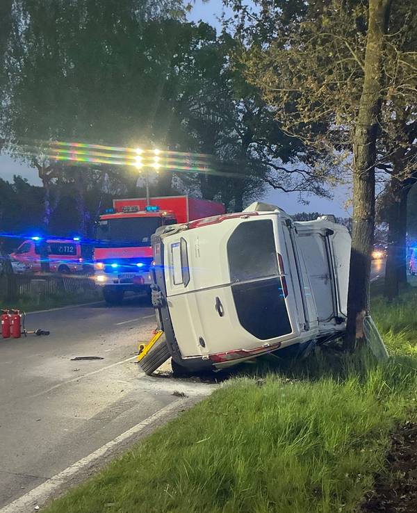 Transporter nach Zusammenstoß mit Auto gegen Baum geprallt