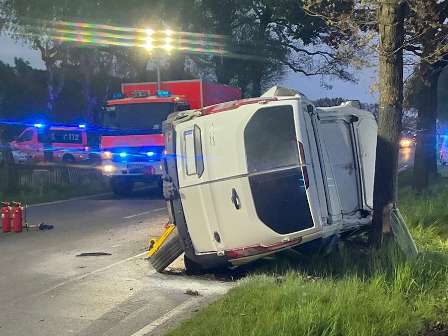 Transporter nach Zusammenstoß mit Auto gegen Baum geprallt