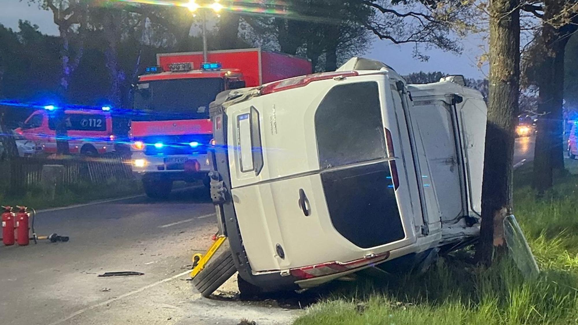 Transporter nach Zusammenstoß mit Auto gegen Baum geprallt