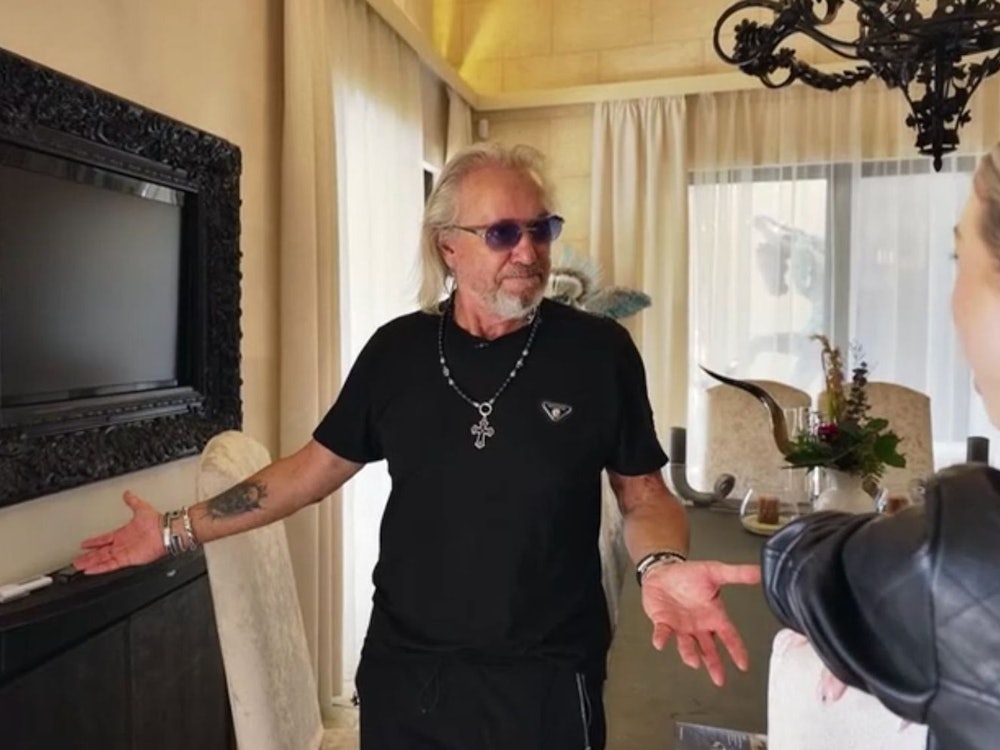 Robert Geiss ist zweimal versehentlich auf den Panikknopf im Esszimmer gekommen und löst damit einen riesigen Alarm aus. (Bild: RTLZWEI)