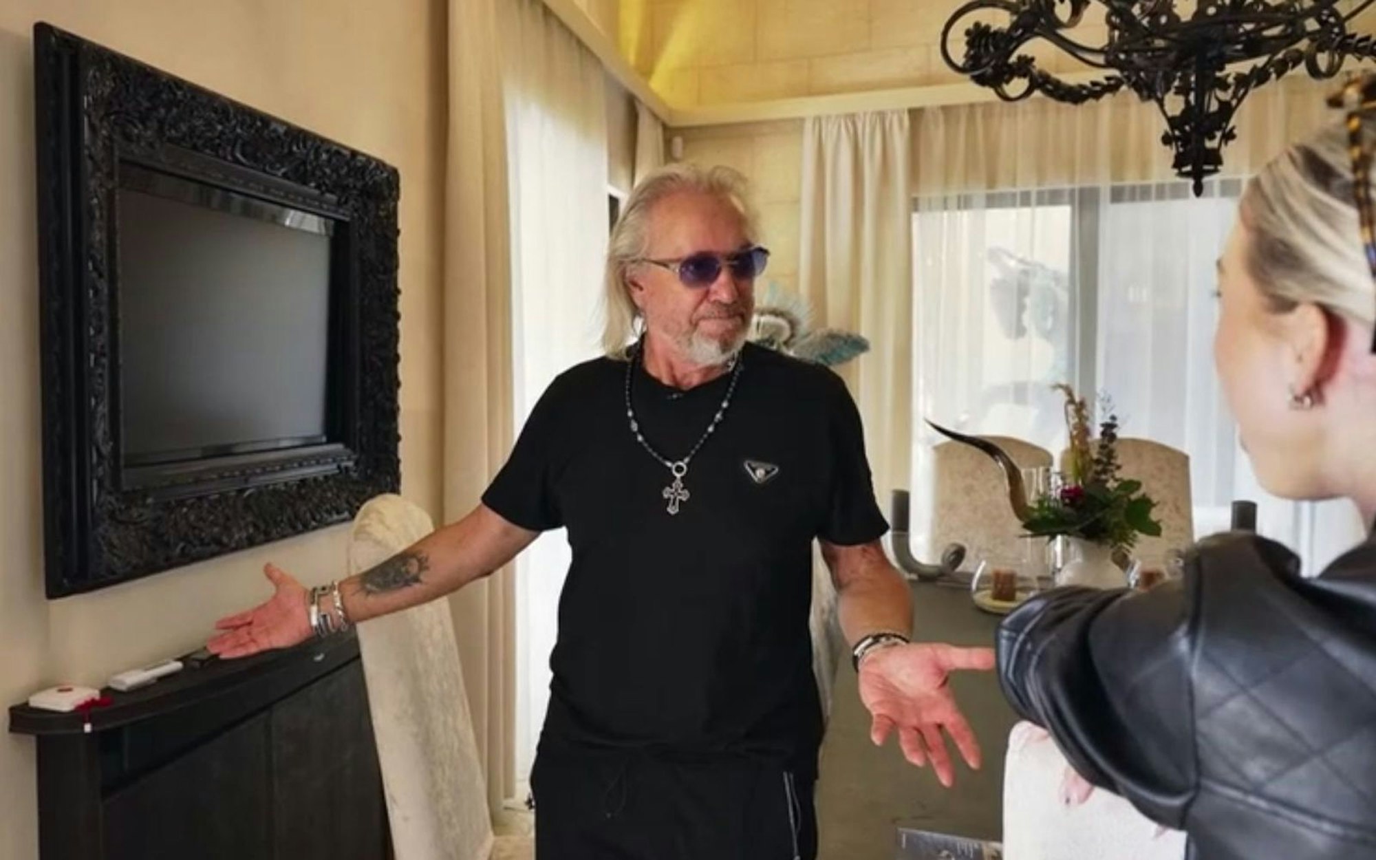 Robert Geiss ist zweimal versehentlich auf den Panikknopf im Esszimmer gekommen und löst damit einen riesigen Alarm aus. (Bild: RTLZWEI)