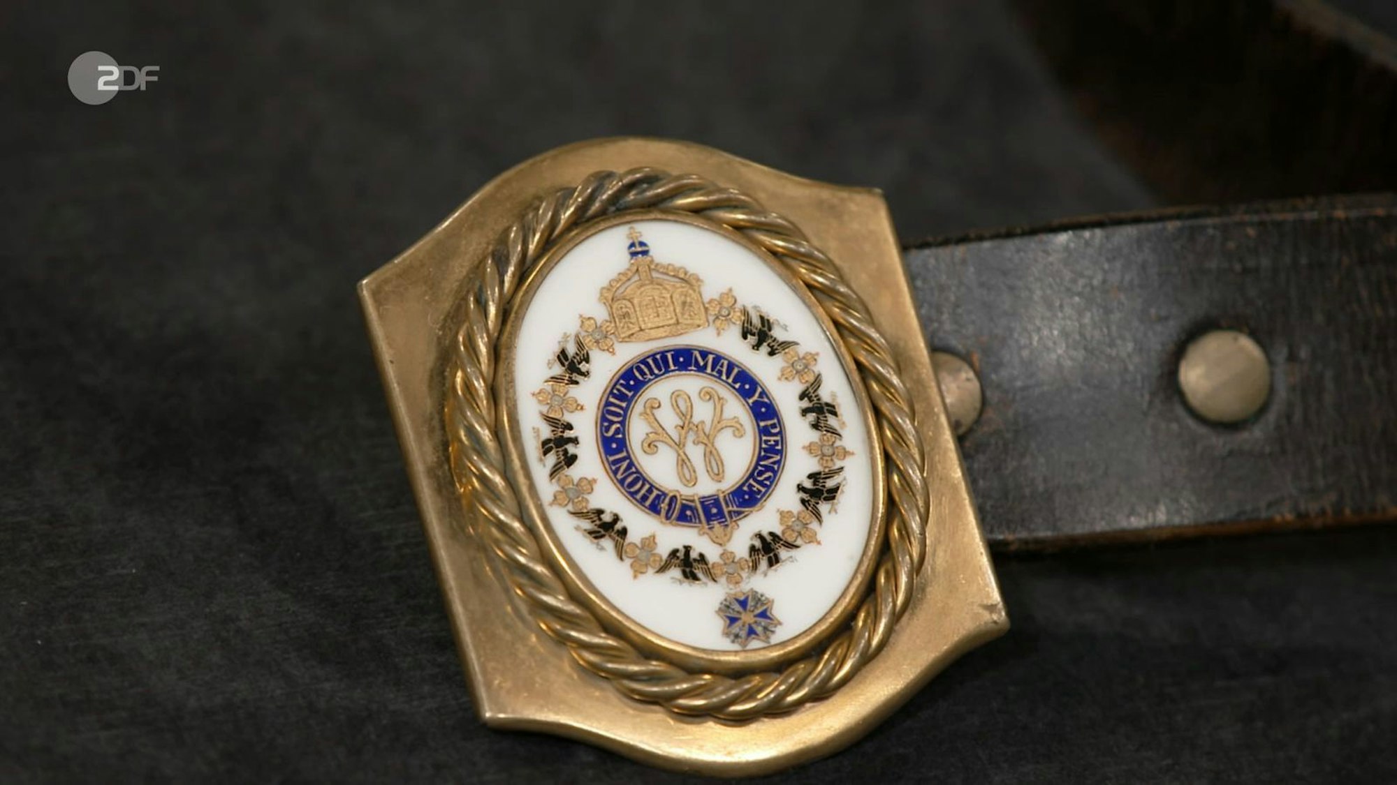 Die Gürtelschnalle aus Porzellan mit dem Monogramm von Kaiser Wilhelm II. aus der Zeit zwischen 1892 und 1918 war 100 Euro wert. Benjamin Leo Leo zahlte 750 Euro dafür.
(Bild: ZDF)