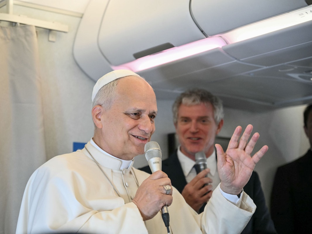 Papst Leo XIV. spricht zu Journalisten an Bord des päpstlichen Fluges von Angola nach Malabo, Äquatorialguinea, am neunten Tag seiner elftägigen apostolischen Reise nach Afrika.