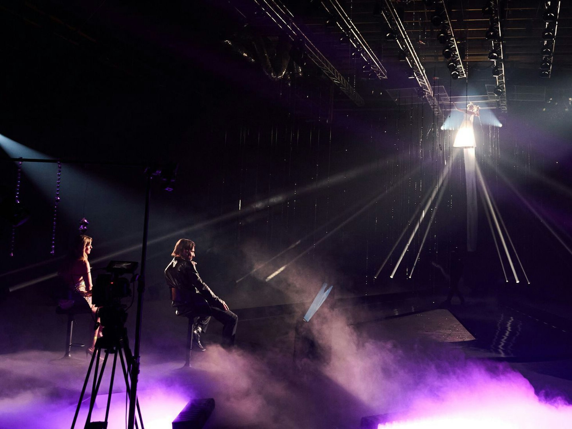 Vom Trapez auf den Laufsteg geht es beim Entscheidungs-Walk. (Bild: ProSieben/Max Montgomery)