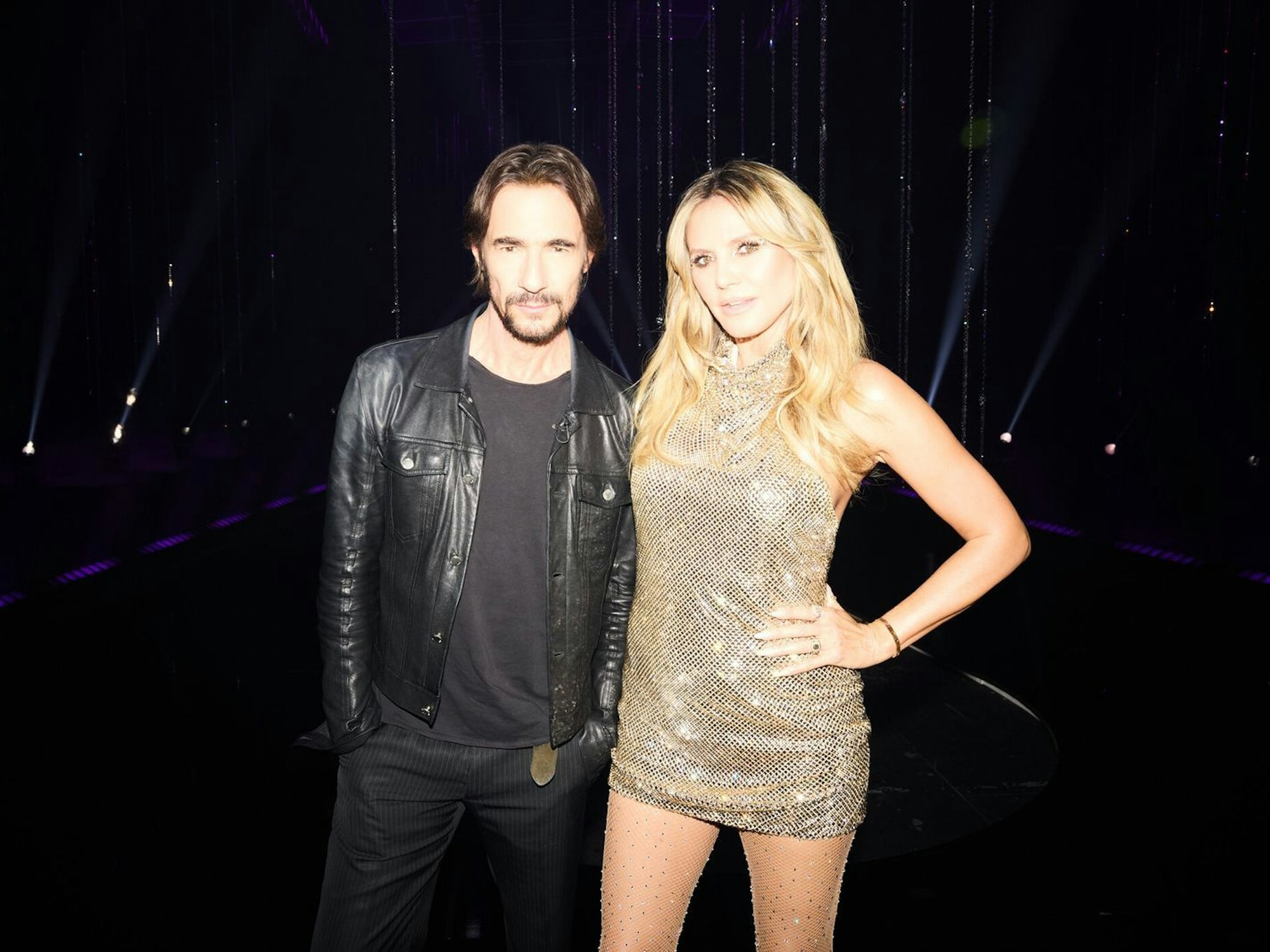 Heidi Klum begrüßt Thomas Hayo als Gastjuror. (Bild: ProSieben/Max Montgomery)