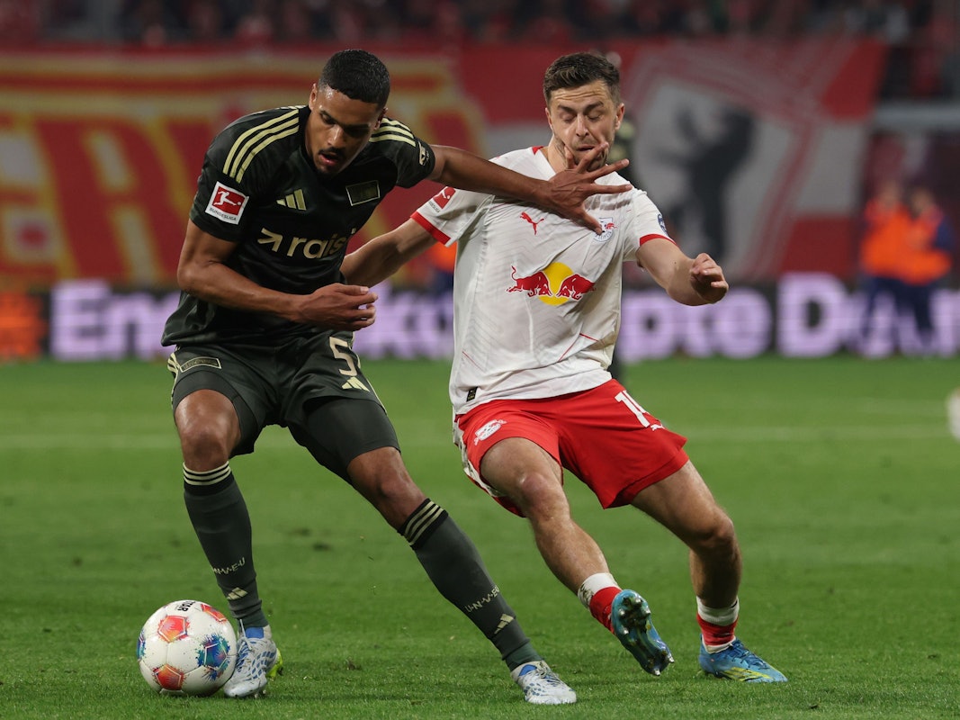 Danilho Doekhi (1. FC Union Berlin) und Christoph Baumgartner (r, RB Leipzig) kämpfen um den Ball.