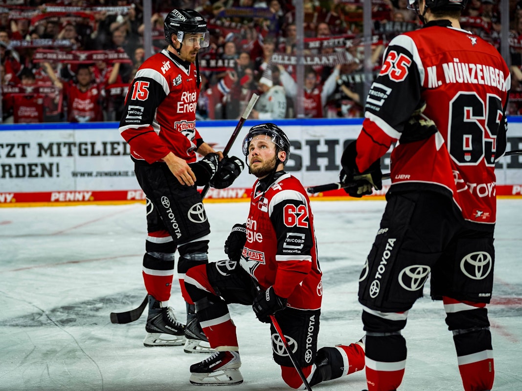 Parker Tuomie kniet enttäuscht auf dem Eis.