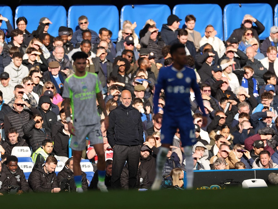 Pep Guardiola schaut aufs Spielfeld.