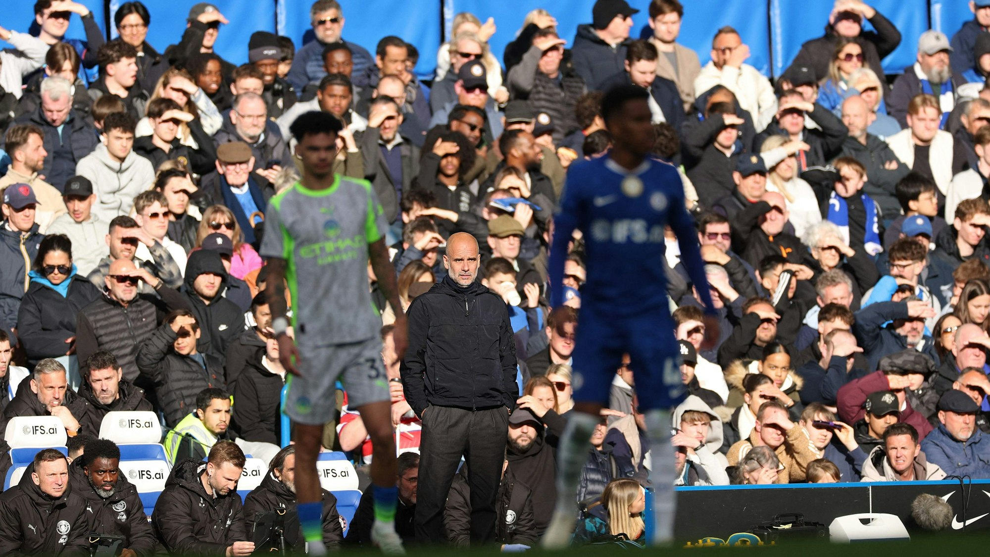 Pep Guardiola schaut aufs Spielfeld.