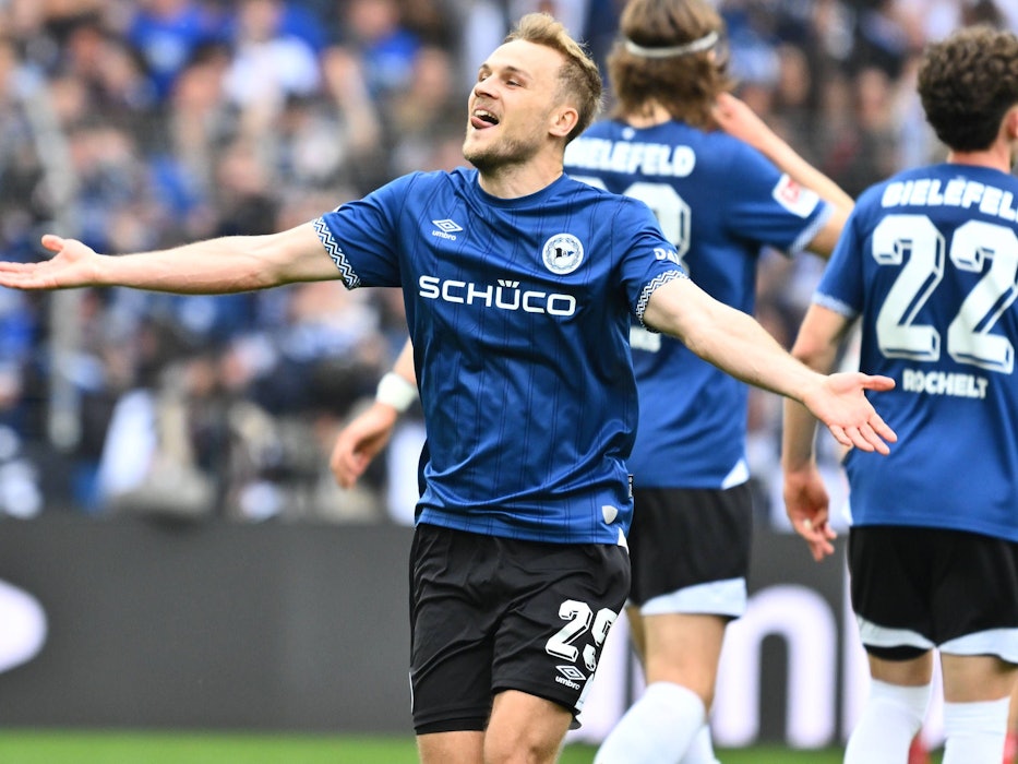 Tim Handwerker jubelt mit ausgebreiteten Armen über einen Treffer.