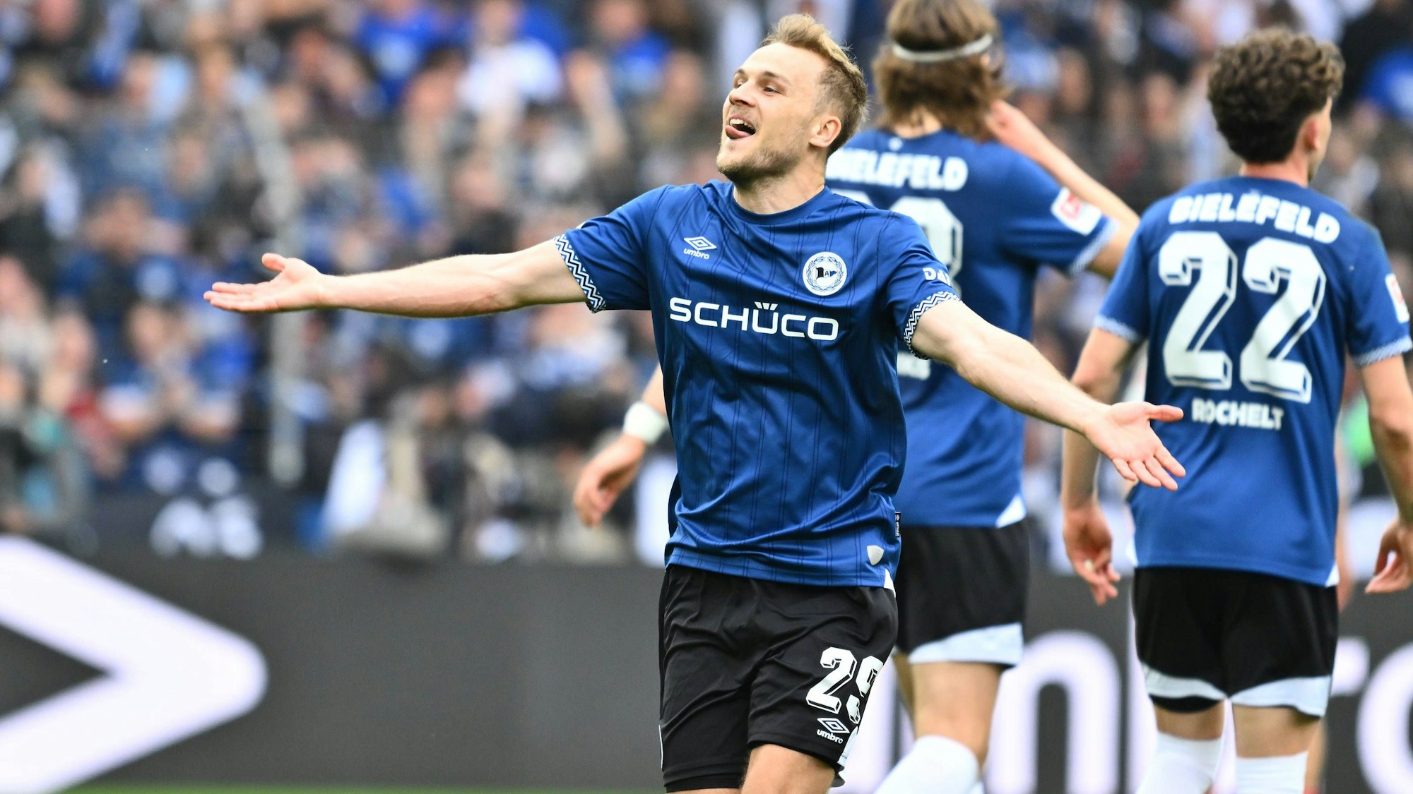 Tim Handwerker jubelt mit ausgebreiteten Armen über einen Treffer.