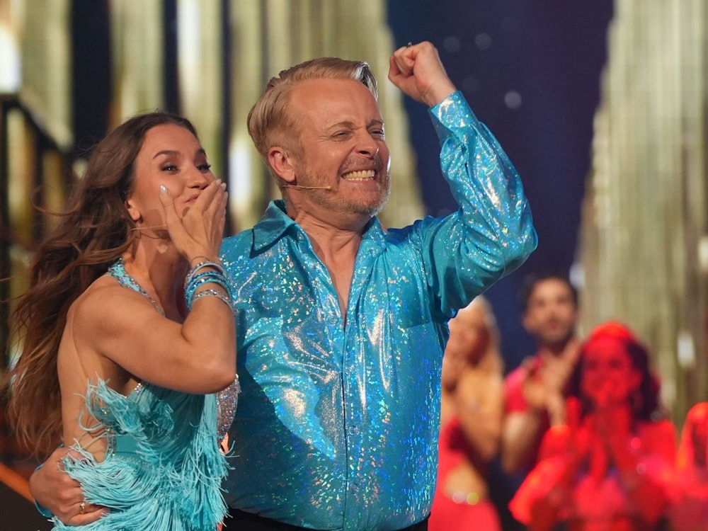 Ross Antony und Mariia Maksina dürfen sich freuen: Sie haben es bei „Let's Dance“ in die nächste Runde geschafft. (Bild: RTL / Stefan Gregorowius)