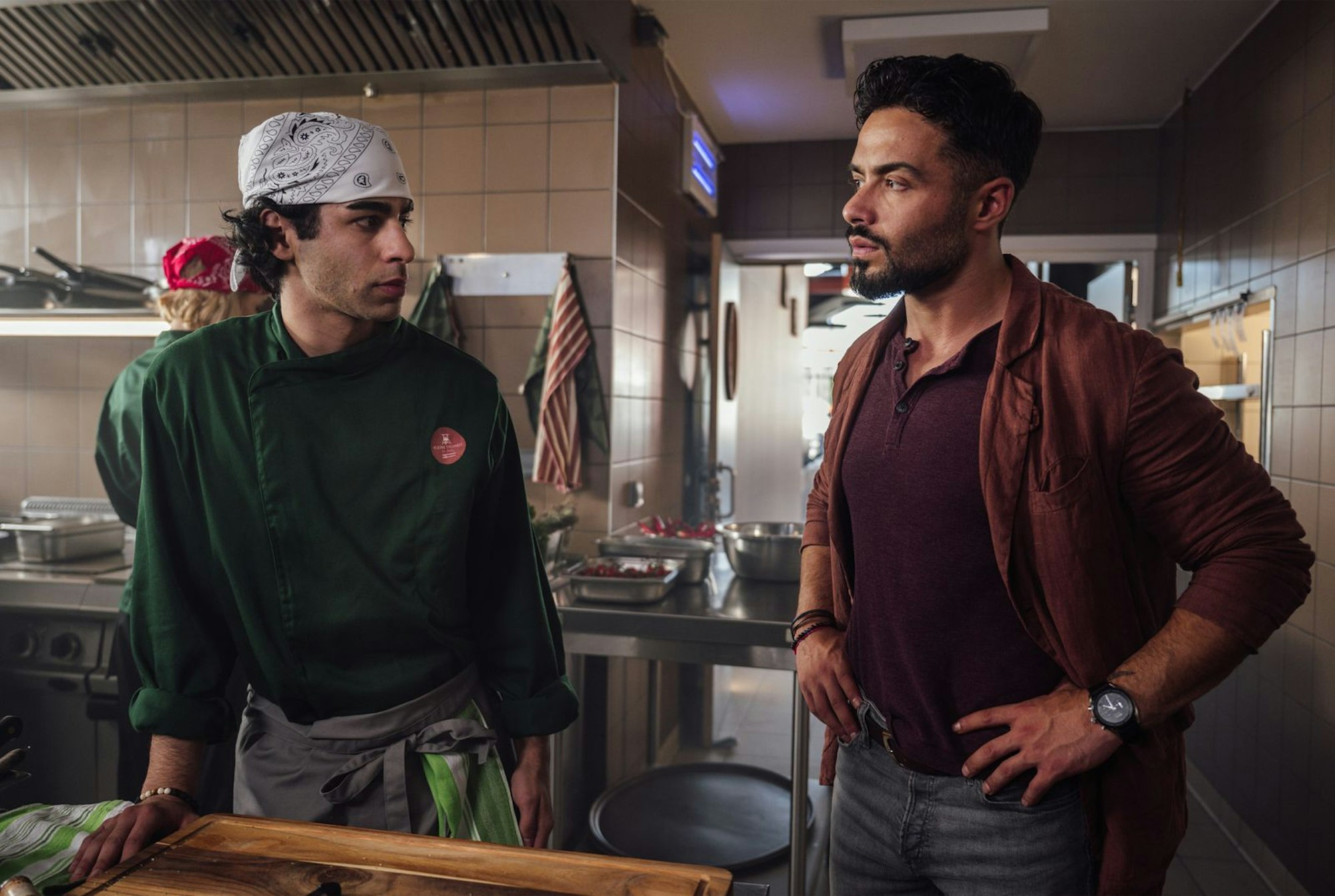 Tayfun Can (Aram Arami, rechts) arbeitet seit seinem Ausstieg bei der Polizei als Sozialarbeiter und Bewährungshelfer für straffällige Jugendliche. Auch sein kleiner Bruder Momo (Doguhan Kabadayi) ist vorbestraft. Nun wird er des Mordes verdächtigt.
(Bild: SR/Manuela Meyer)