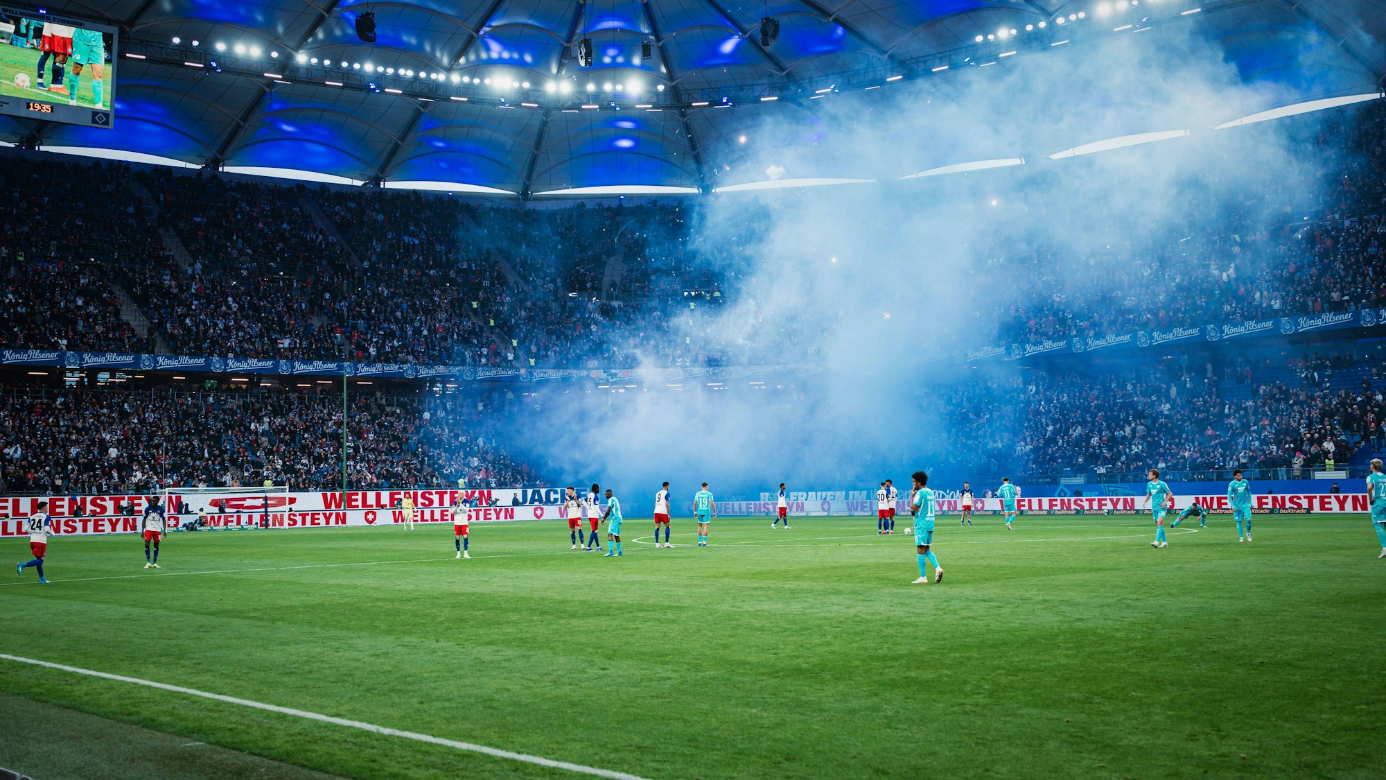 Blick ins Stadion beim Bundesliga-Topspiel HSV - Hoffenheim.