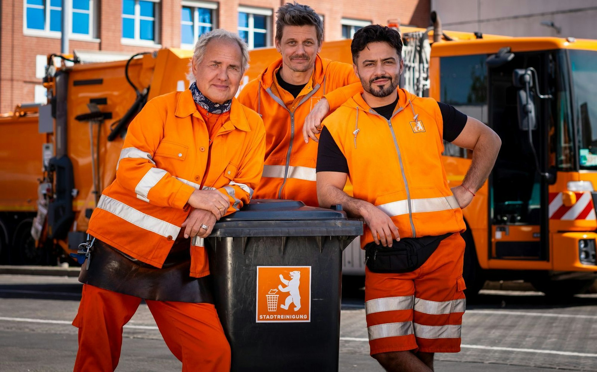 Aram Arami (rechts) kann viele schauspielerische Erfolge vorweisen, darunter seine Rolle an der Seite von TV-Legende Uwe Ochsenknecht (links) und Marc Oliver Schulze in der Reihe „Die drei von der Müllabfuhr“. (Bild: ARD Degeto Film/Gordon Muehle)