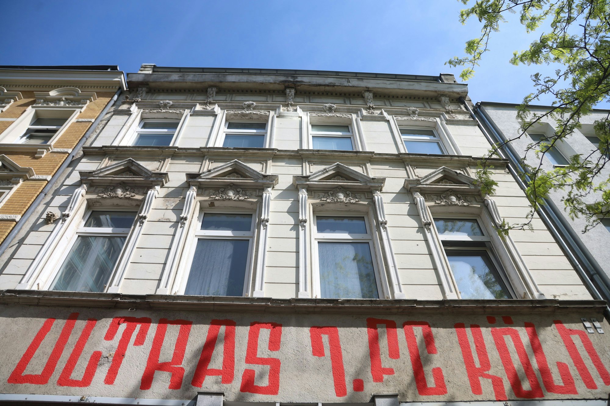 Ein FC-Ultras-Schriftzug am Haus Venloer Straße 228