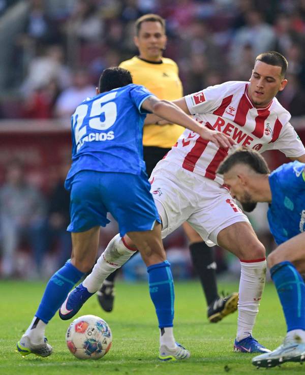 Duell um den Ball zwischen Said El Mala, Ezequiel Palacios und Robert Andrich.