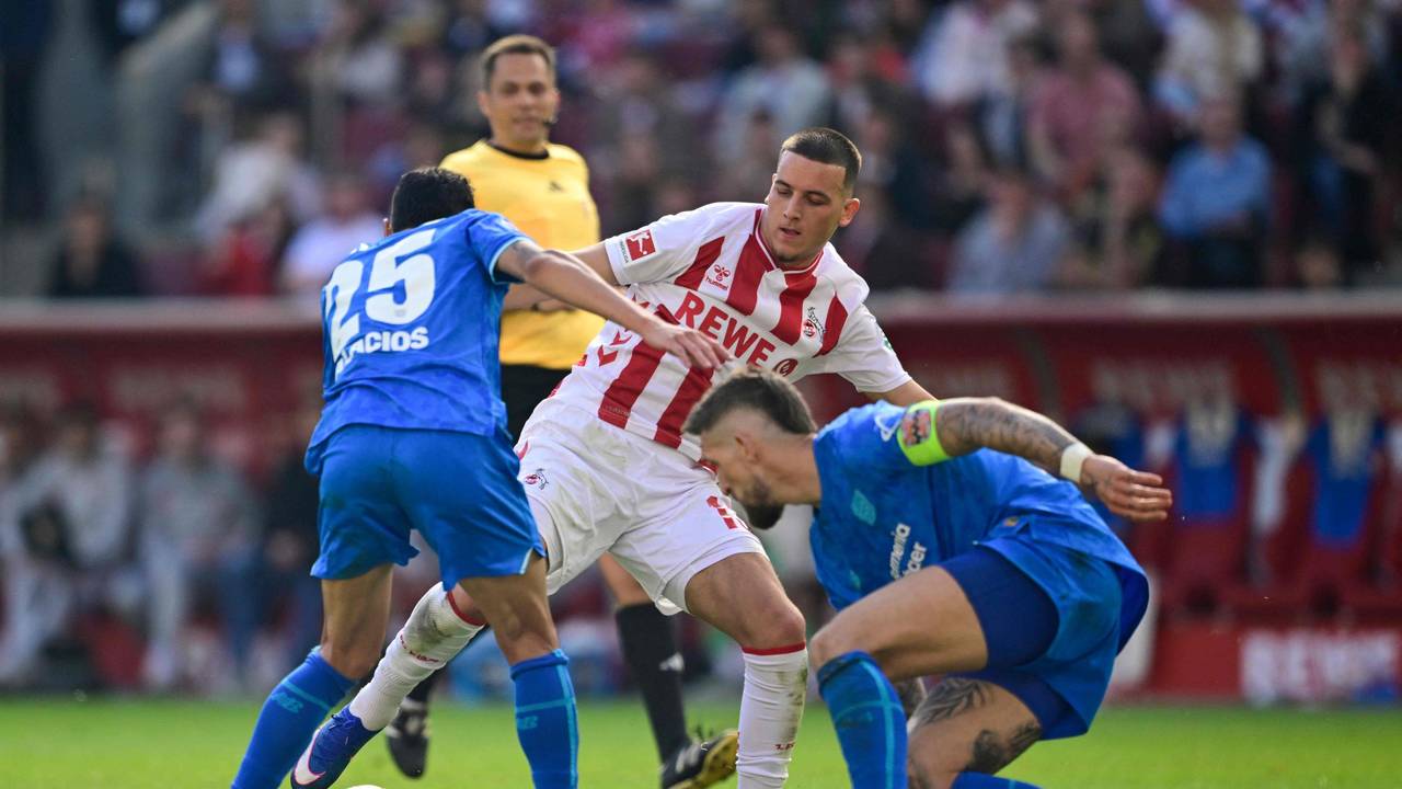 Duell um den Ball zwischen Said El Mala, Ezequiel Palacios und Robert Andrich.