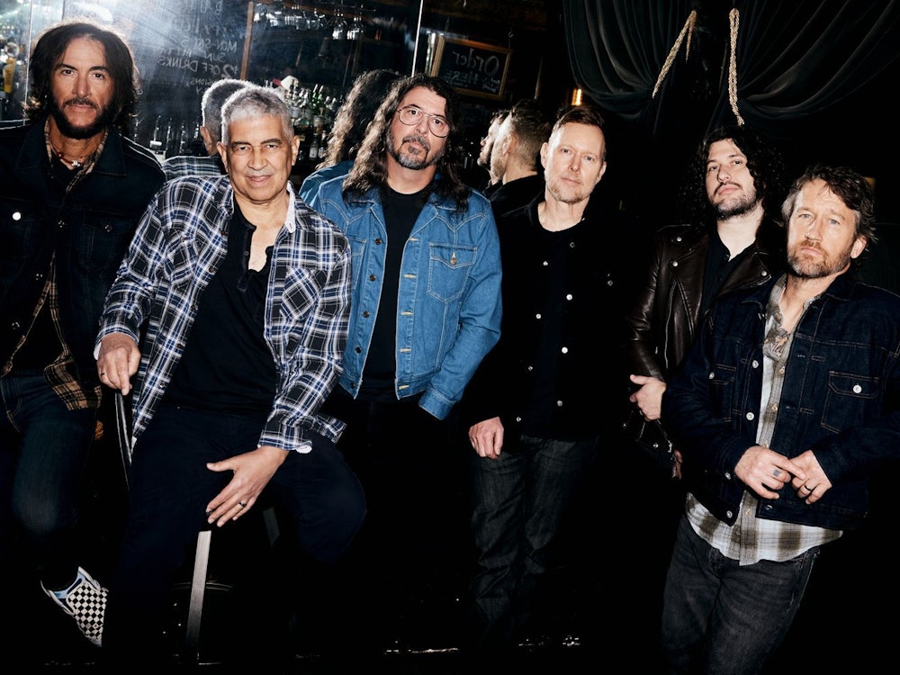 Dave Grohl (dritter von links) ist seit 30 Jahren Frontmann der Foo Fighters, wird aber auch immer noch zu seinem Nirvana-Bandkollegen Kurt Cobain befragt. (Bild: Elizabeth Miranda / Sony Music)