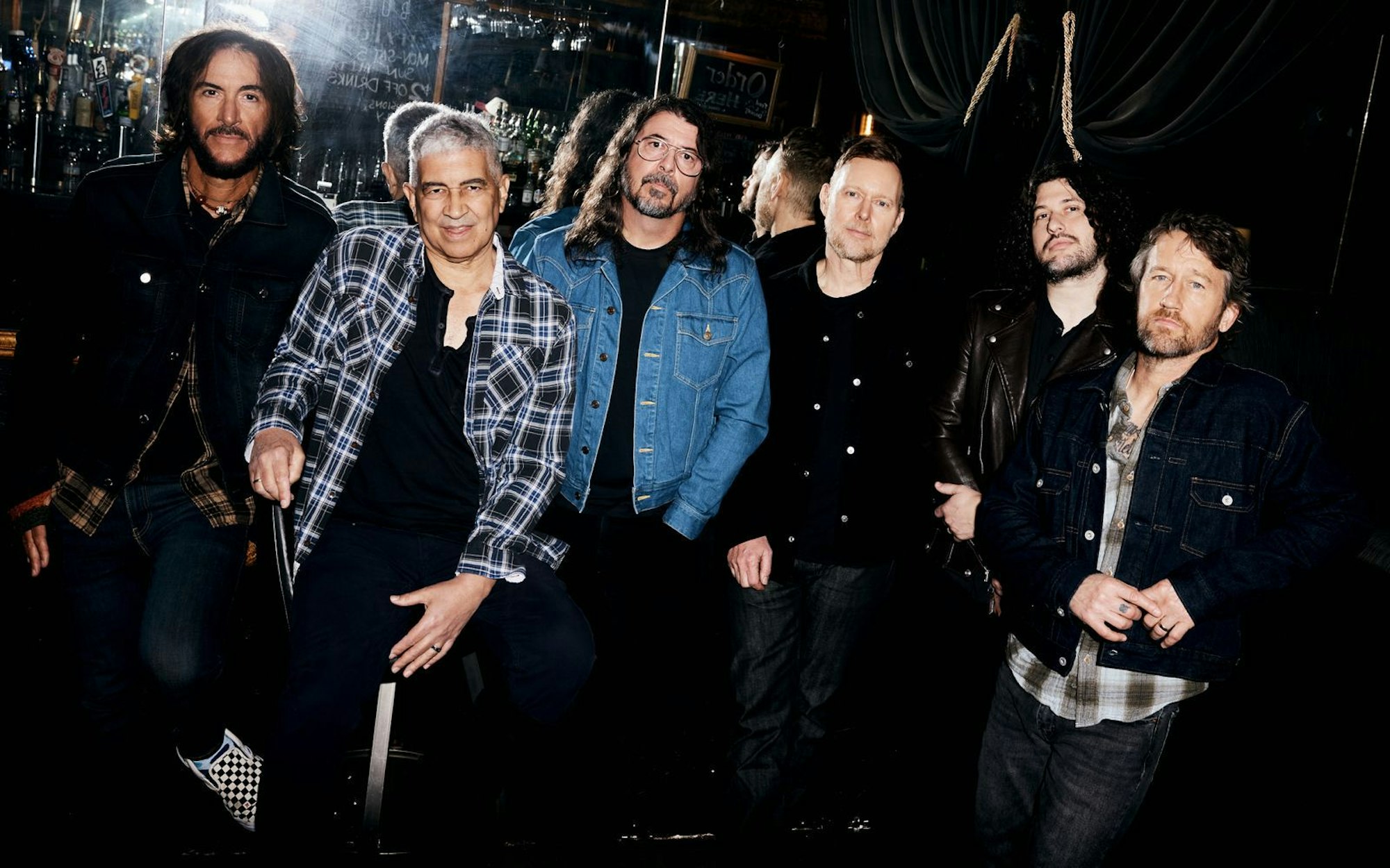 Dave Grohl (dritter von links) ist seit 30 Jahren Frontmann der Foo Fighters, wird aber auch immer noch zu seinem Nirvana-Bandkollegen Kurt Cobain befragt. (Bild: Elizabeth Miranda / Sony Music)