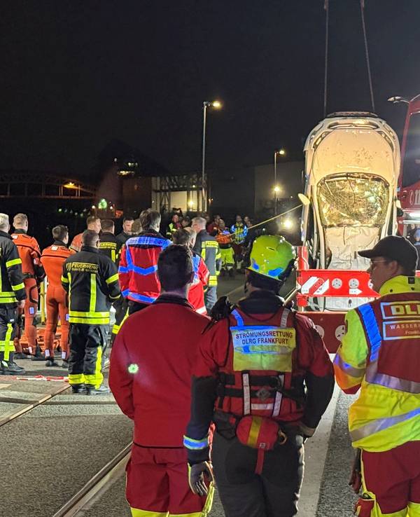 Ein Fahrzeug wird aus einem Hafenbecken des Mains über die Kaimauer gehoben. Ein voll besetztes Auto ist in Frankfurt in den Main gestürzt.