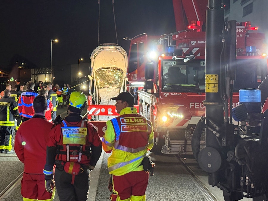 Ein Fahrzeug wird aus einem Hafenbecken des Mains über die Kaimauer gehoben. Ein voll besetztes Auto ist in Frankfurt in den Main gestürzt.