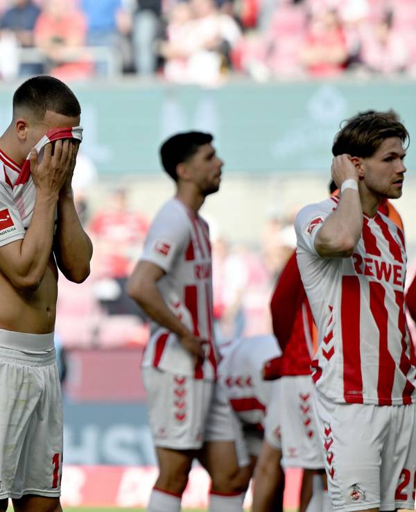 Die Spieler des 1. FC Köln stehen enttäuscht vor der Südkurve.
