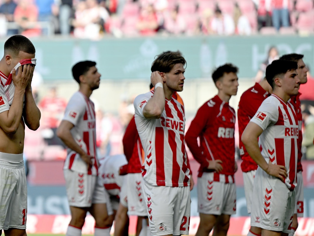 Die Spieler des 1. FC Köln stehen enttäuscht vor der Südkurve.