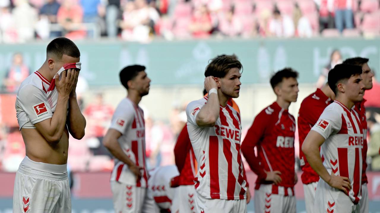Die Spieler des 1. FC Köln stehen enttäuscht vor der Südkurve.