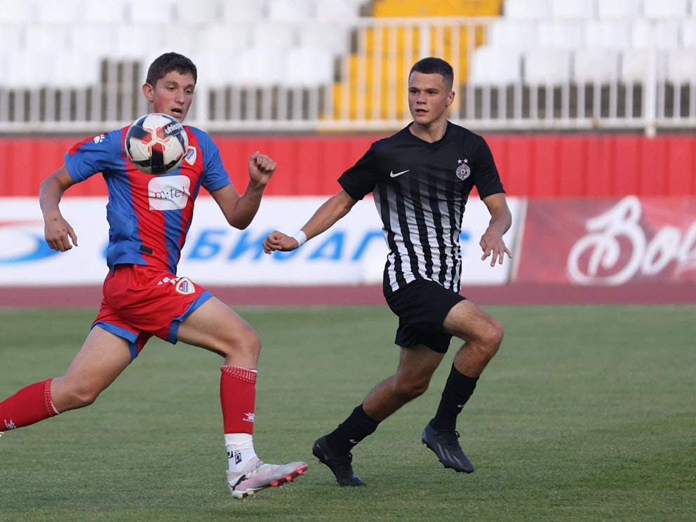 Matej Deket hat den Ball im Blick.
