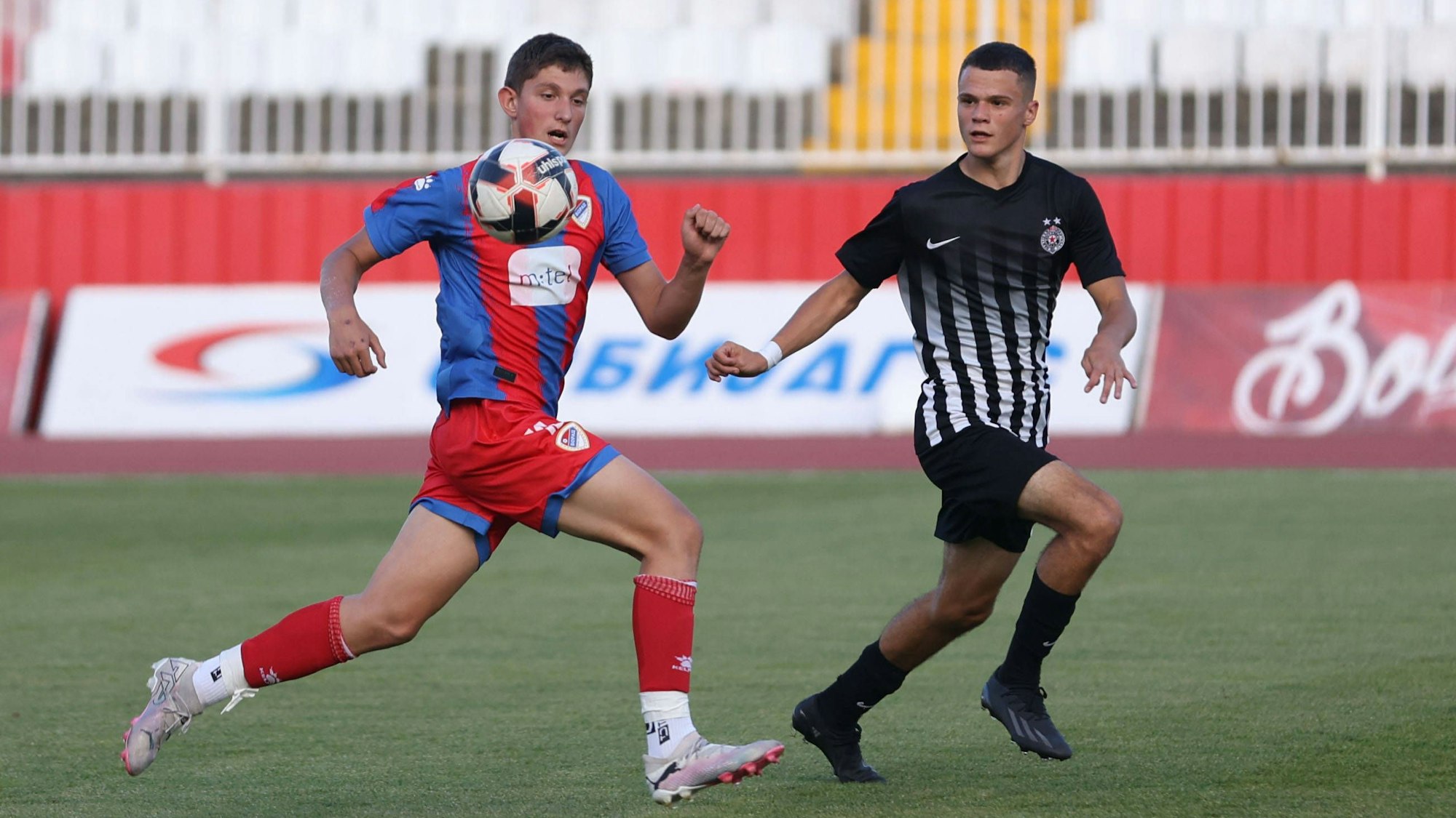 Matej Deket hat den Ball im Blick.