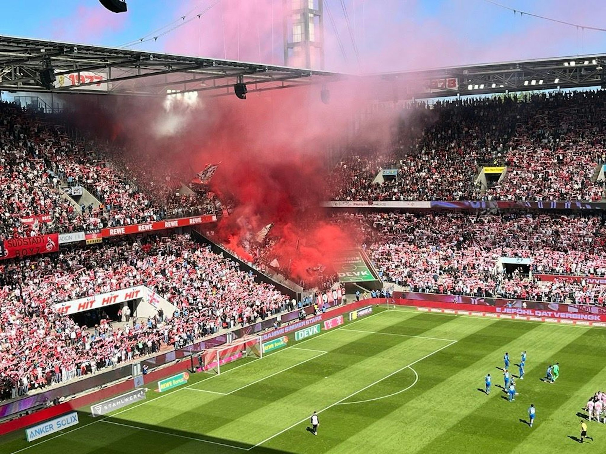 Pyro und Rauch in der Bayer-Kurve beim Spiel in Köln.