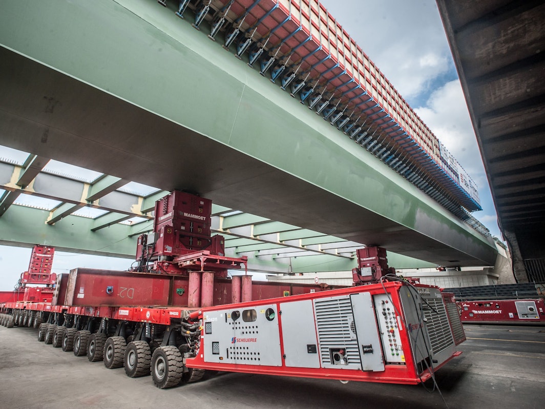 Die Vorbereitungen für das Einfahren des Stahlüberbaus, hier an der ersten Rheinbrücke am 6. März 2022, sind aufwendiger als vor vier Jahren.