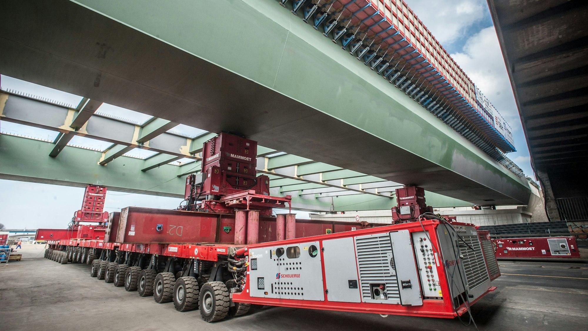 Die Vorbereitungen für das Einfahren des Stahlüberbaus, hier an der ersten Rheinbrücke am 6. März 2022, sind aufwendiger als vor vier Jahren.