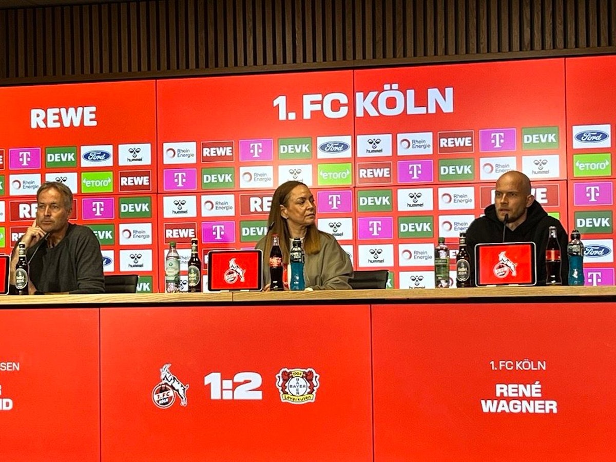 René Wagner, Kölns Pressesprecherin Lil Zercher, und Kasper Hjulmand am 25. April 2026 auf der Pressekonferenz nach dem Spiel.